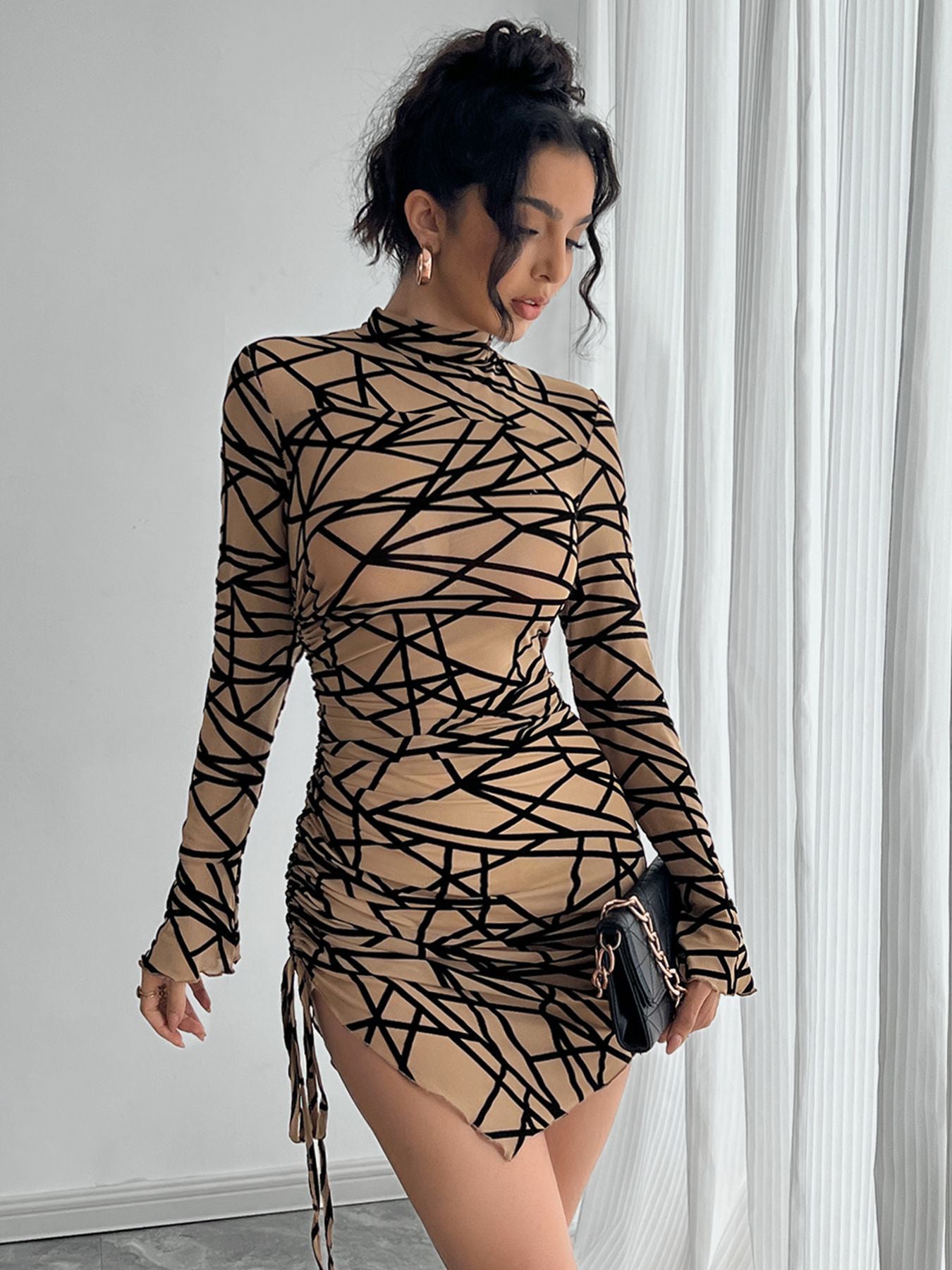 Stehkragen Langärmliges unregelmäßiges kurzes Kleid