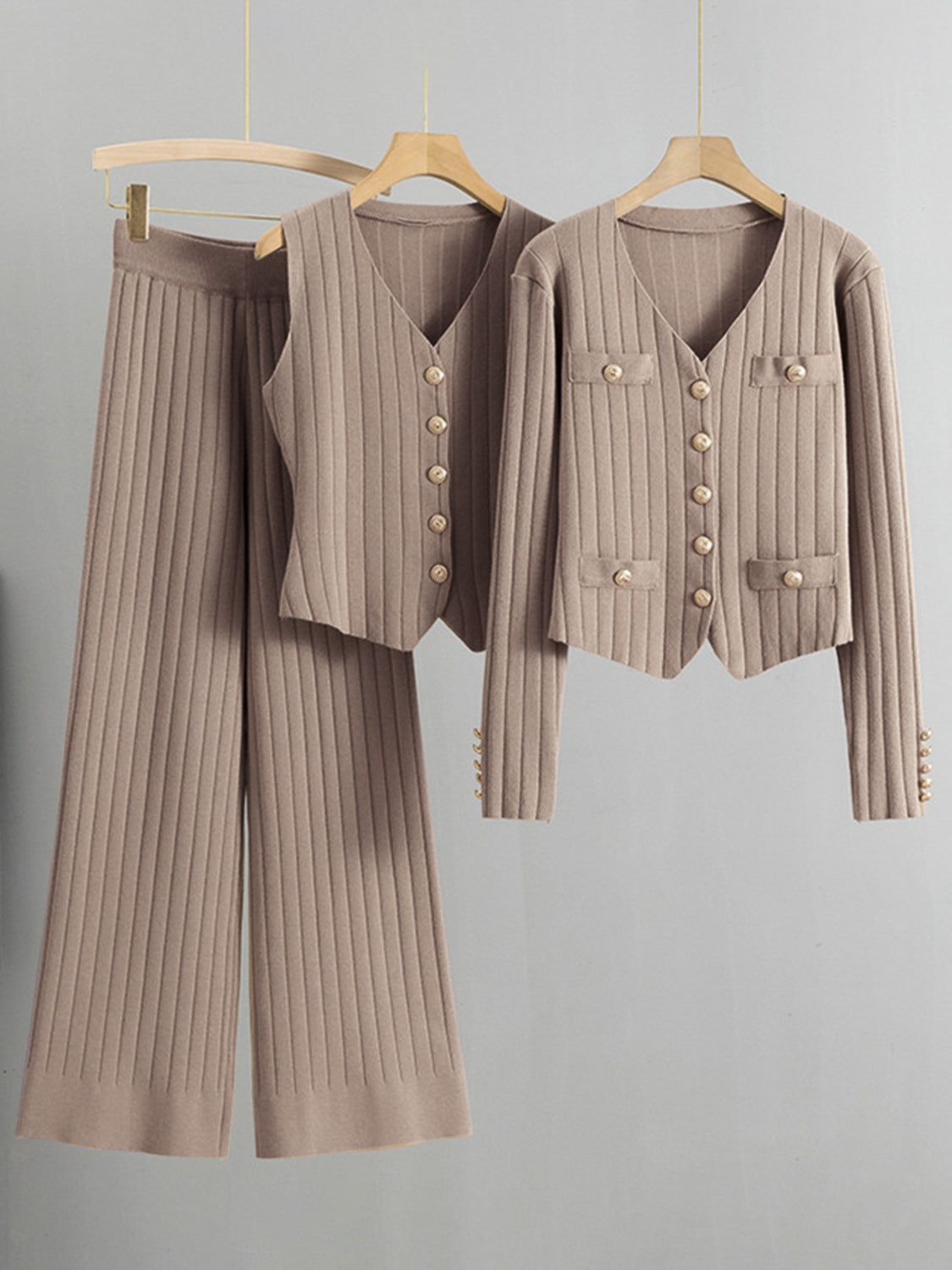 Dreiteiliges Pullover-Set aus Tanktop mit V-Ausschnitt, Strickjacke und Hose