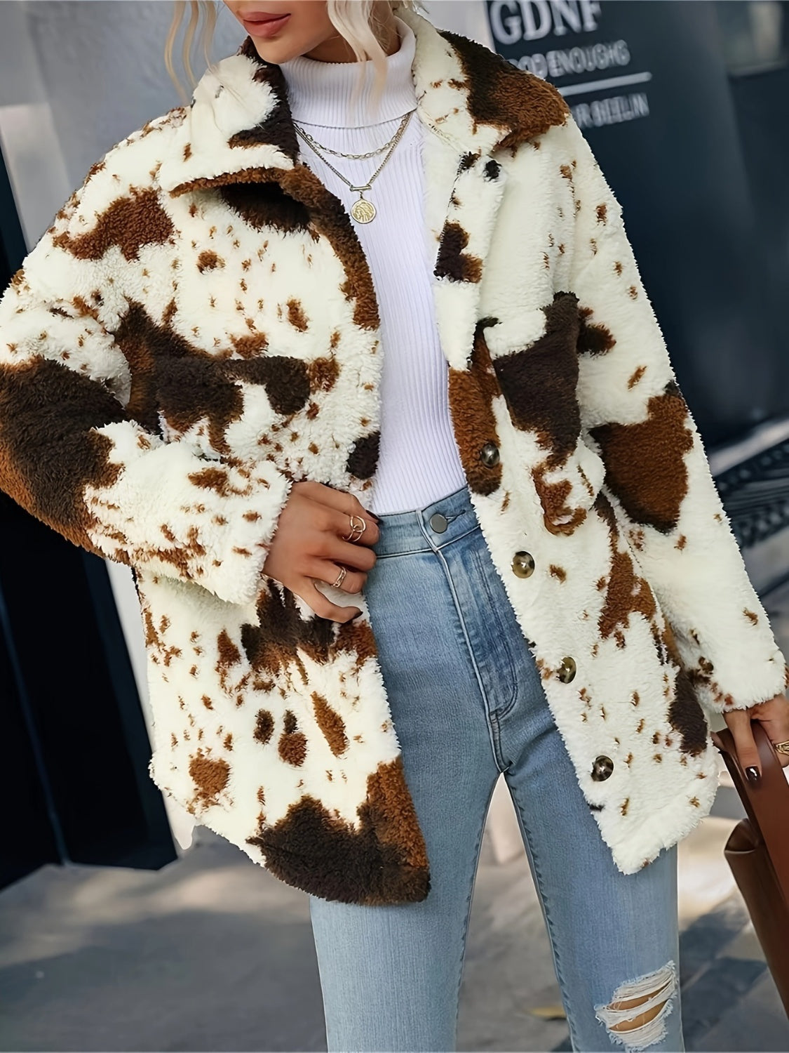 Flauschige Jacke mit Kragen und Knopfleiste im Kuh-Print
