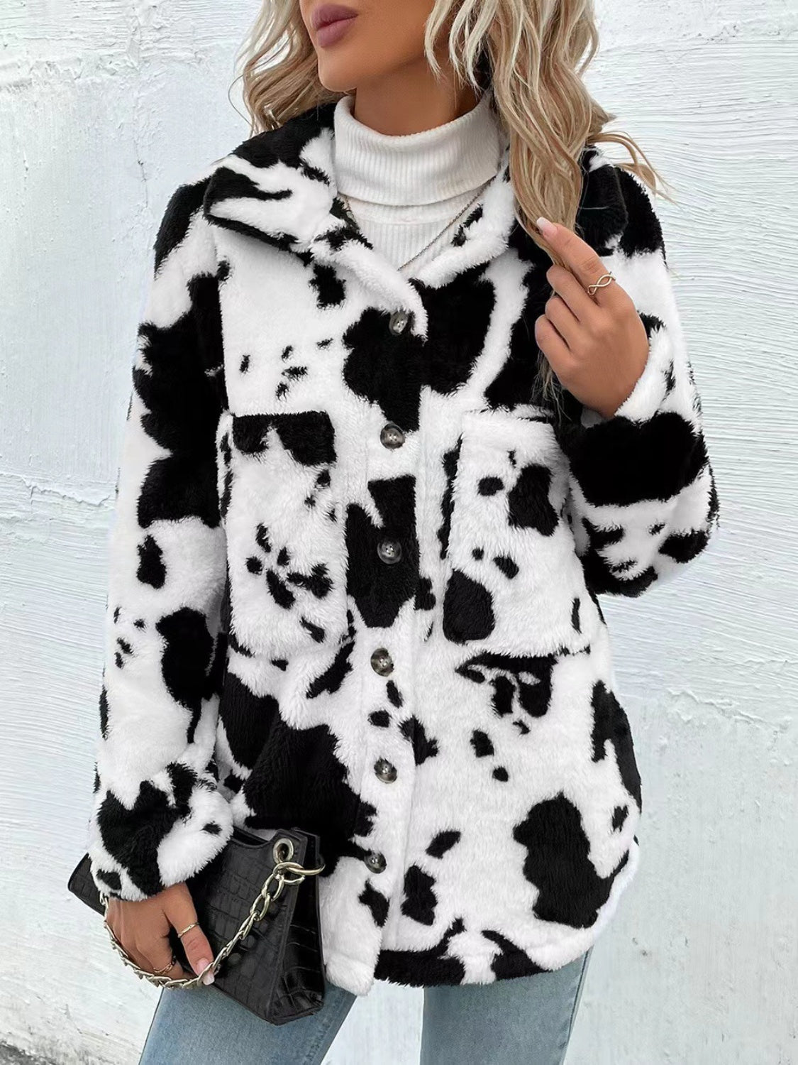 Flauschige Jacke mit Kragen und Knopfleiste im Kuh-Print