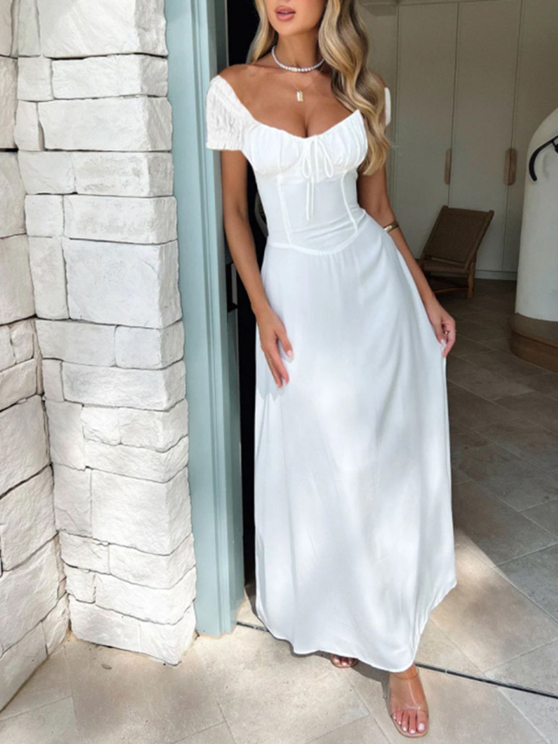 Devine Maxikleid mit Herzausschnitt und kurzen Ärmeln