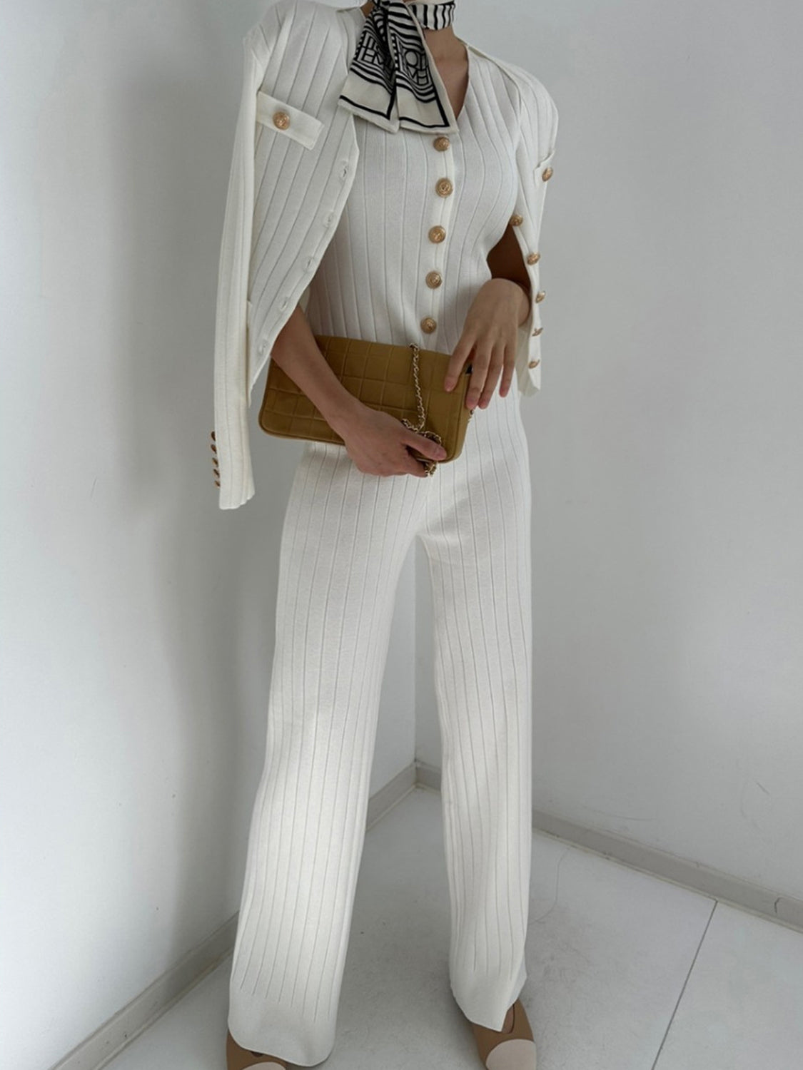 Dreiteiliges Pullover-Set aus Tanktop mit V-Ausschnitt, Strickjacke und Hose