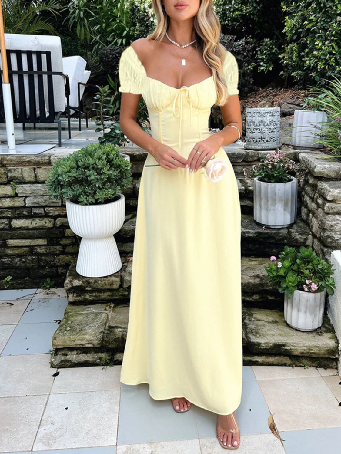 Devine Maxikleid mit Herzausschnitt und kurzen Ärmeln