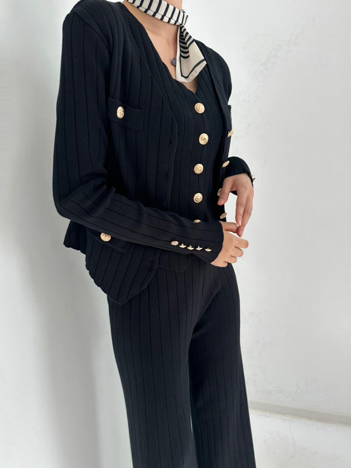 Dreiteiliges Pullover-Set aus Tanktop mit V-Ausschnitt, Strickjacke und Hose