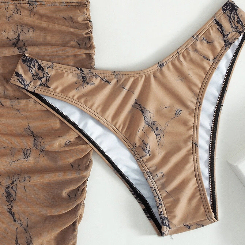 Dreiteiliger Bikini mit geteiltem Schnitt