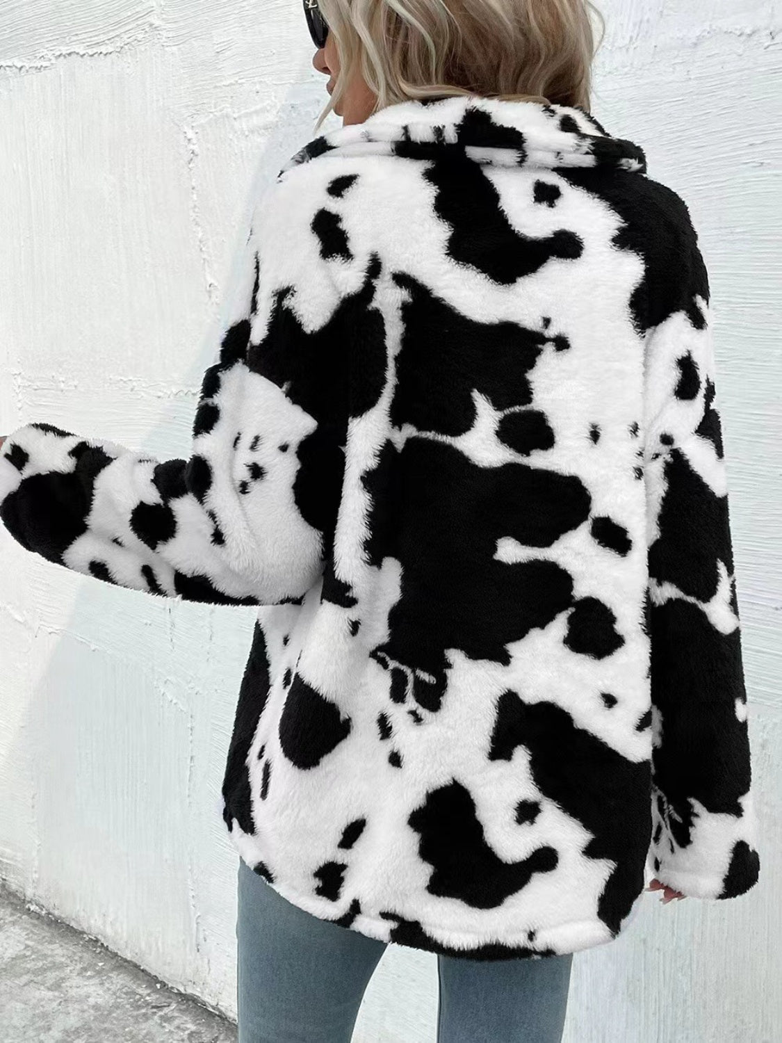 Flauschige Jacke mit Kragen und Knopfleiste im Kuh-Print