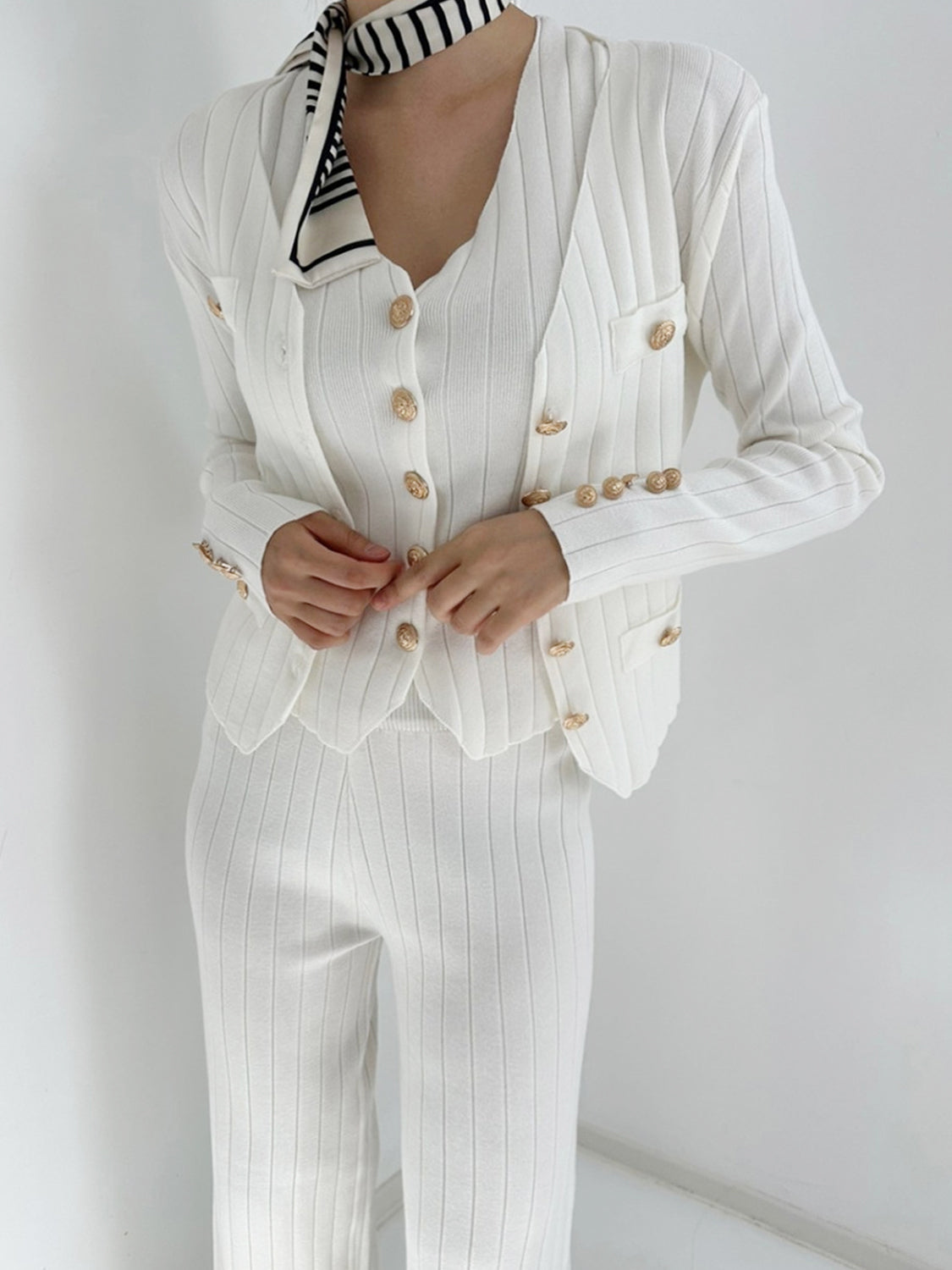 Dreiteiliges Pullover-Set aus Tanktop mit V-Ausschnitt, Strickjacke und Hose