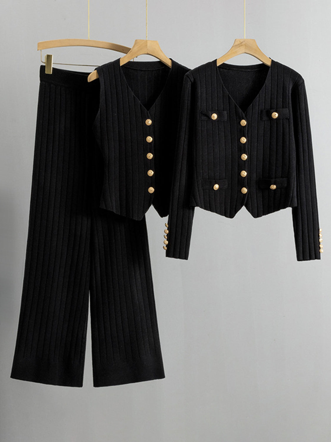 Dreiteiliges Pullover-Set aus Tanktop mit V-Ausschnitt, Strickjacke und Hose