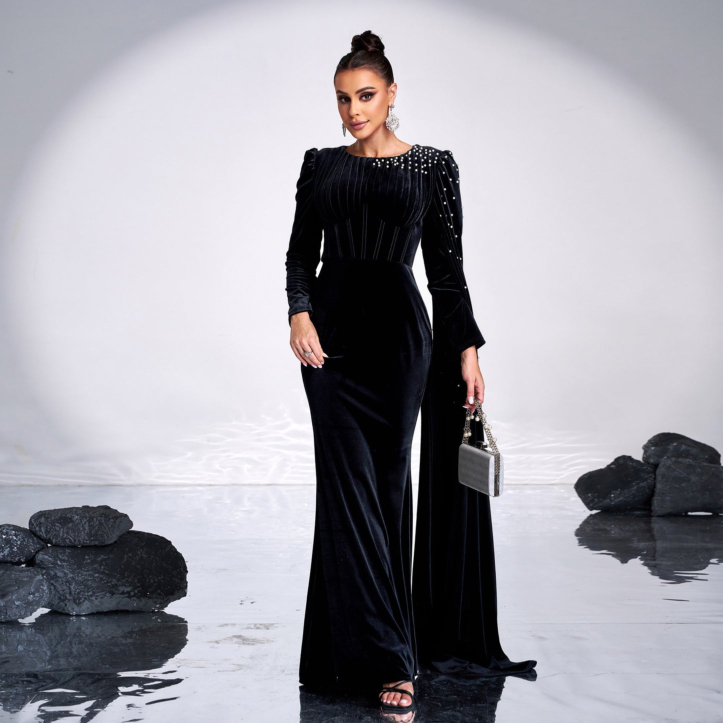 Samt-Abendkleid mit Rundhalsausschnitt und langen Ärmeln und Strass