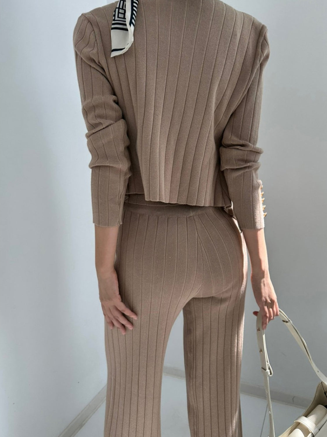 Dreiteiliges Pullover-Set aus Tanktop mit V-Ausschnitt, Strickjacke und Hose