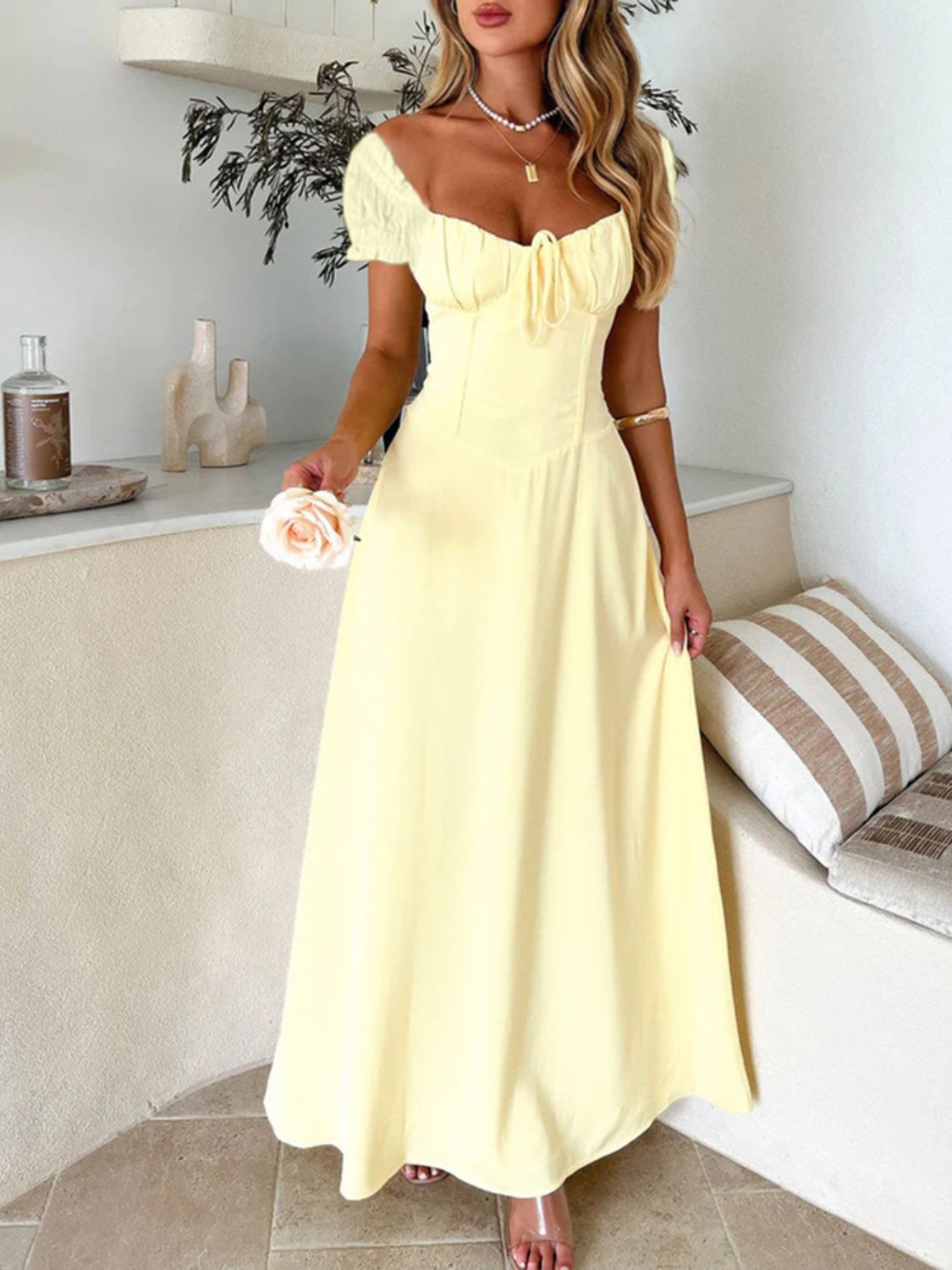 Devine Maxikleid mit Herzausschnitt und kurzen Ärmeln