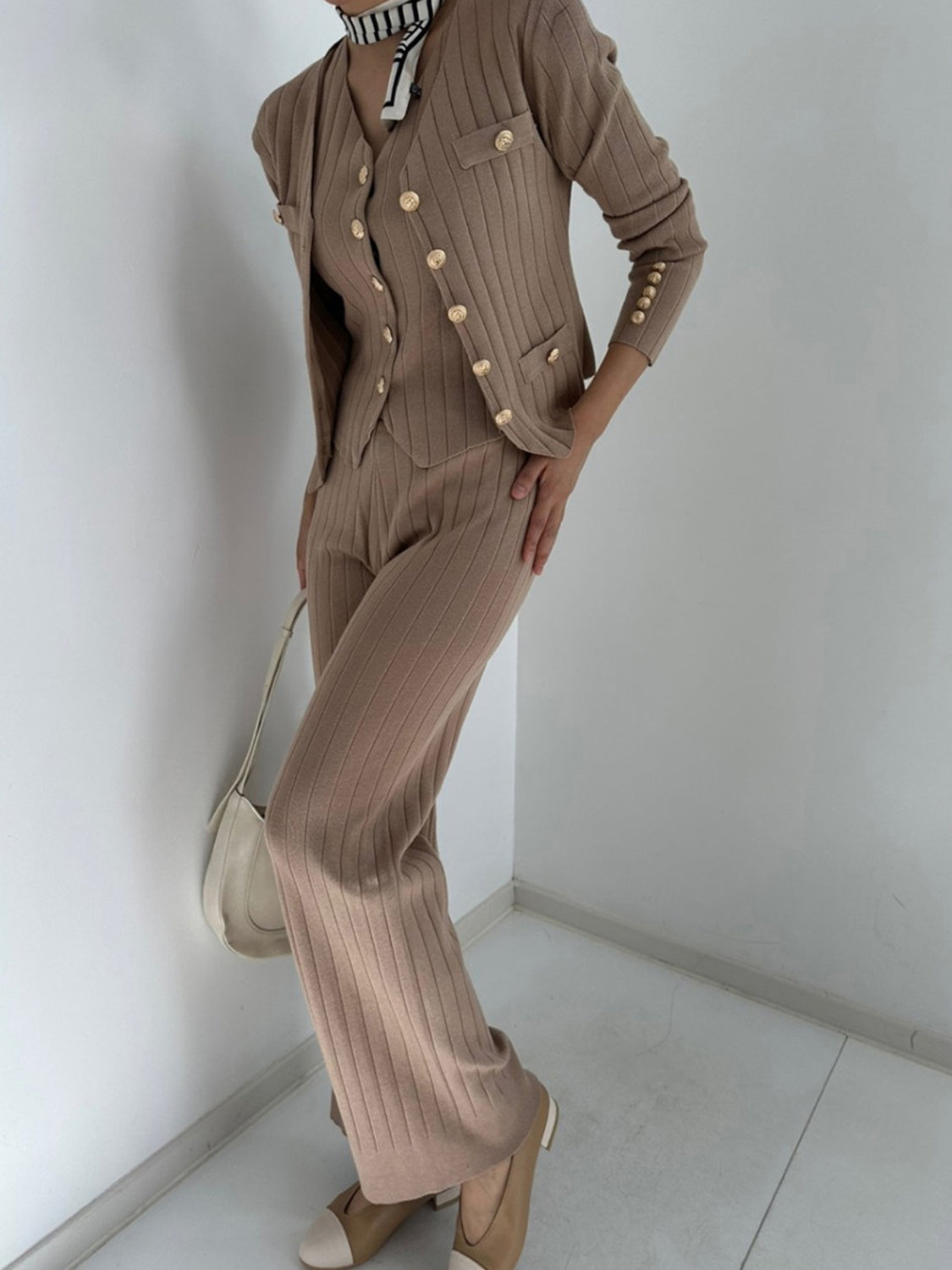 Dreiteiliges Pullover-Set aus Tanktop mit V-Ausschnitt, Strickjacke und Hose