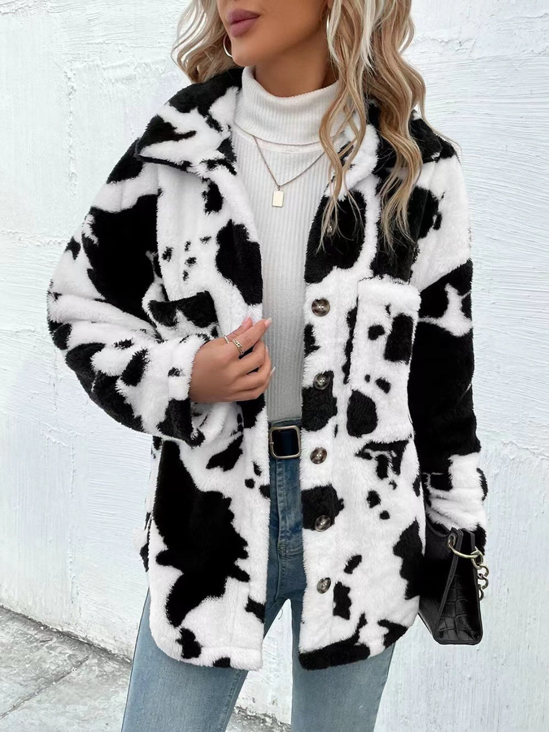 Flauschige Jacke mit Kragen und Knopfleiste im Kuh-Print