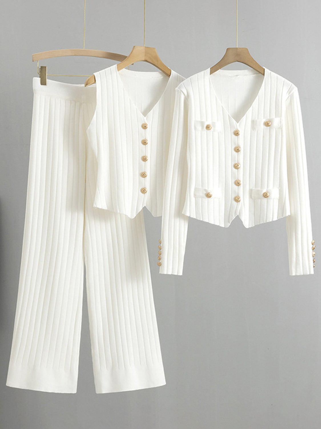 Dreiteiliges Pullover-Set aus Tanktop mit V-Ausschnitt, Strickjacke und Hose