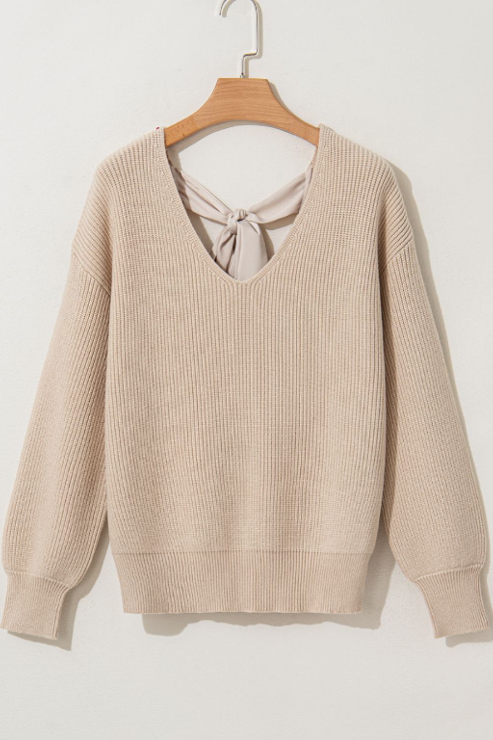 Langärmliger Pullover mit V-Ausschnitt und Bindeband hinten