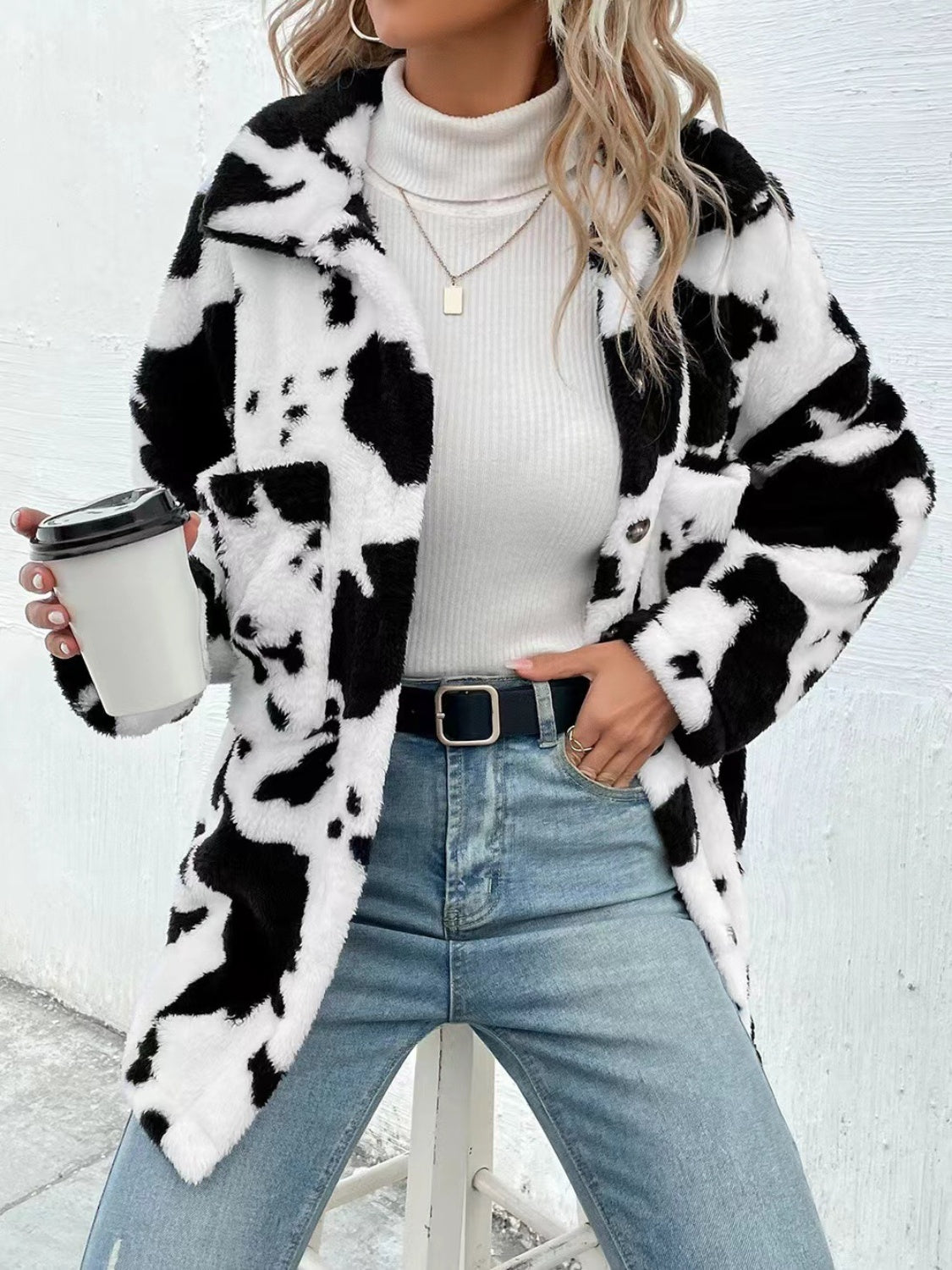 Flauschige Jacke mit Kragen und Knopfleiste im Kuh-Print