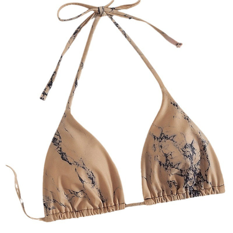 Dreiteiliger Bikini mit geteiltem Schnitt