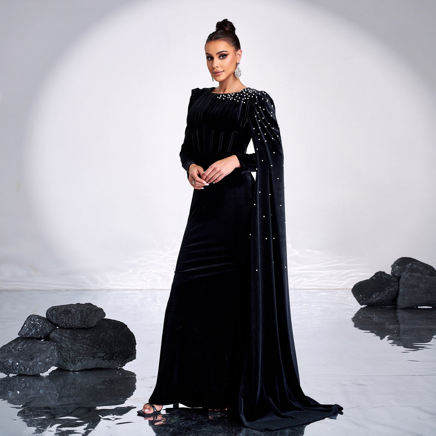 Samt-Abendkleid mit Rundhalsausschnitt und langen Ärmeln und Strass