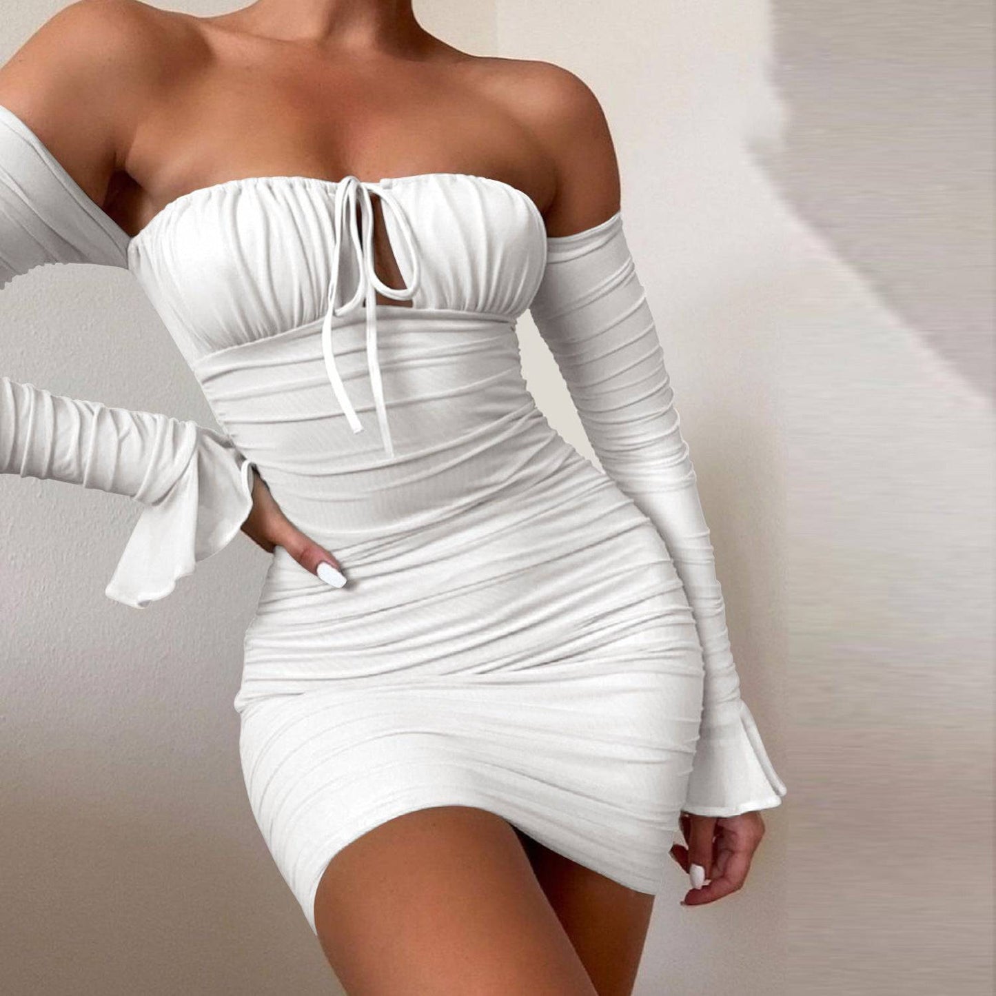 Modisches, schmales, schulterfreies Kleid mit langen Ärmeln