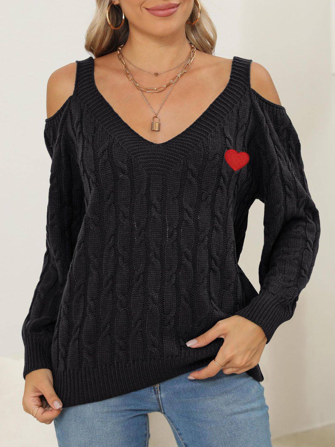 Pullover mit V-Ausschnitt und Zopfmuster und Herzmotiv