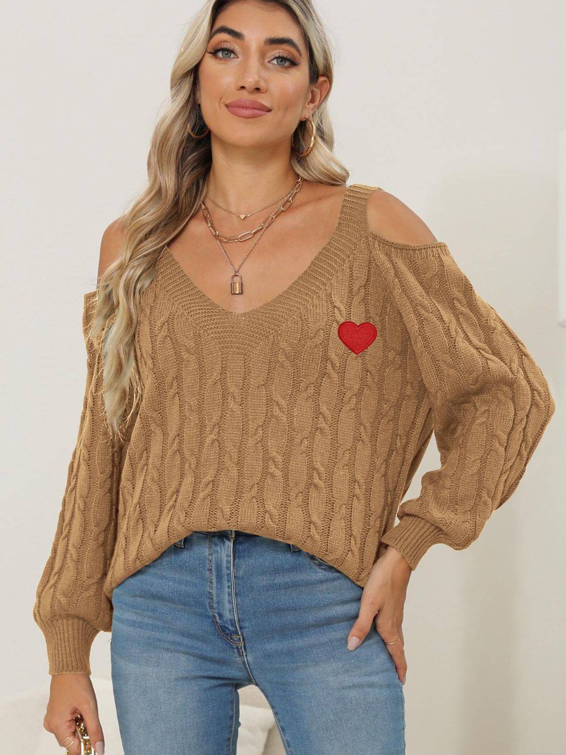 Pullover mit V-Ausschnitt und Zopfmuster und Herzmotiv