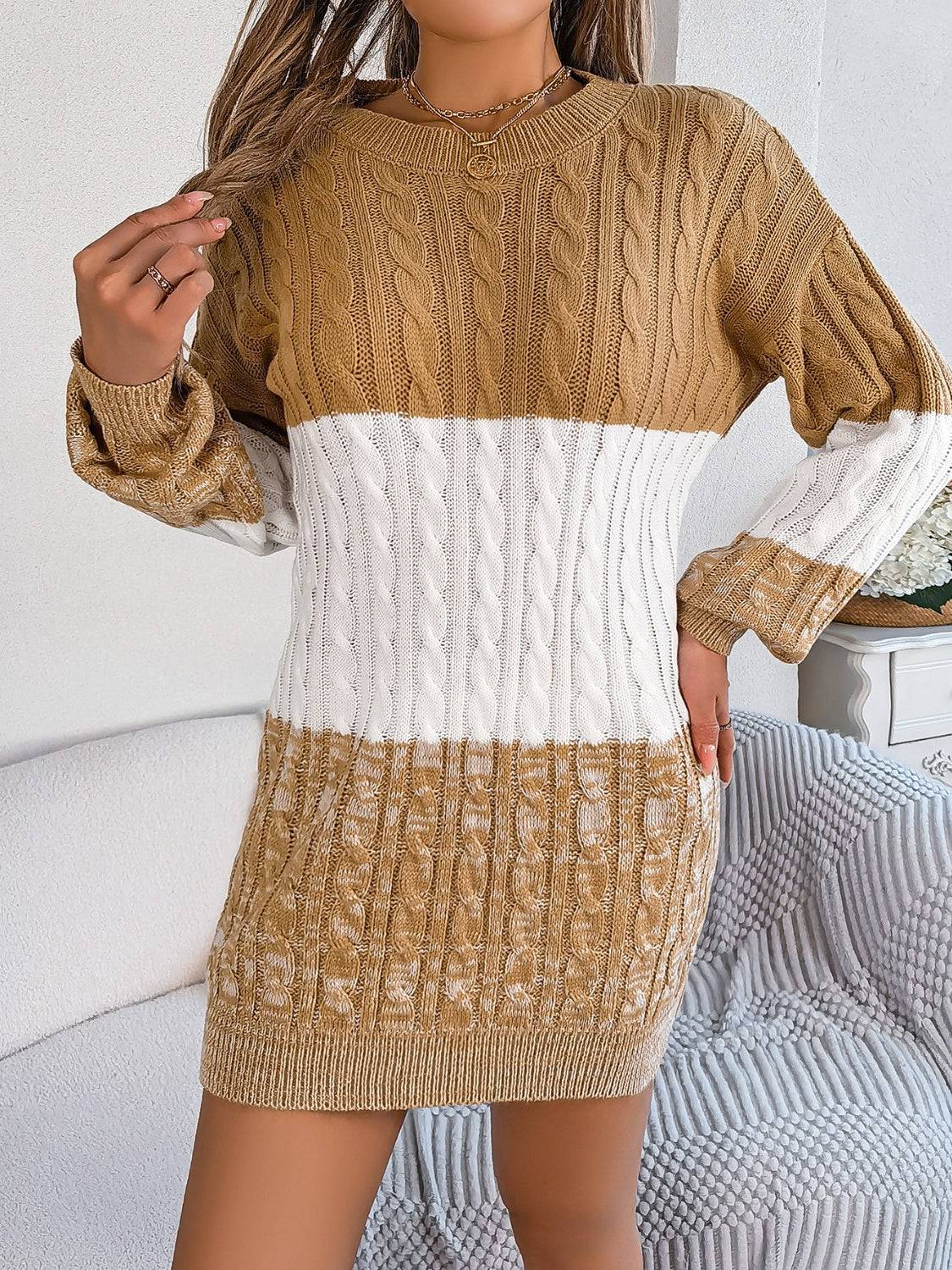 Pulloverkleid mit Zopfmuster und Rundhalsausschnitt in Farbblock-Optik