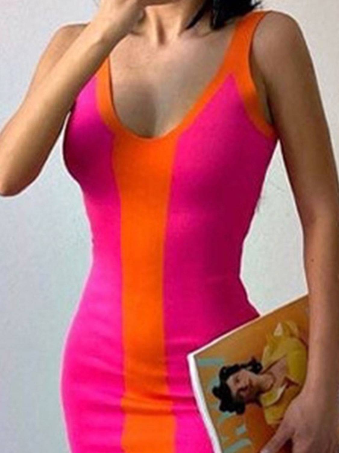 Midikleid mit Schlitz und breiten Trägern in Kontrastfarbe