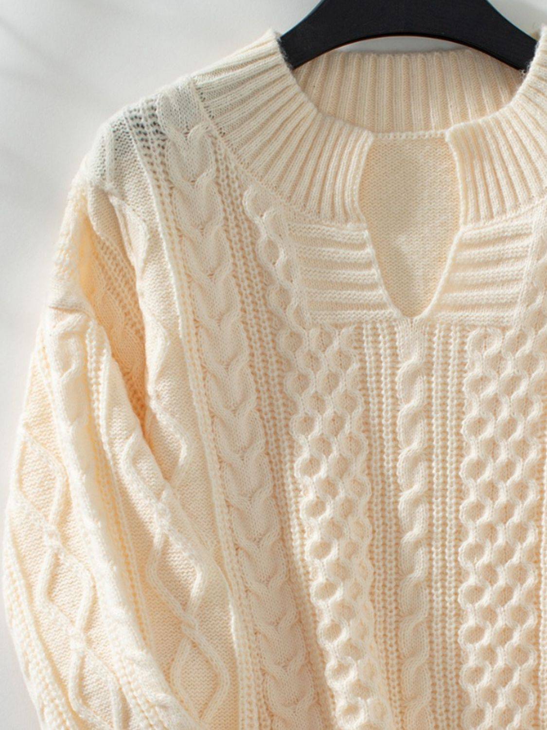Langärmliger Pullover mit Zopfmuster und Kerben