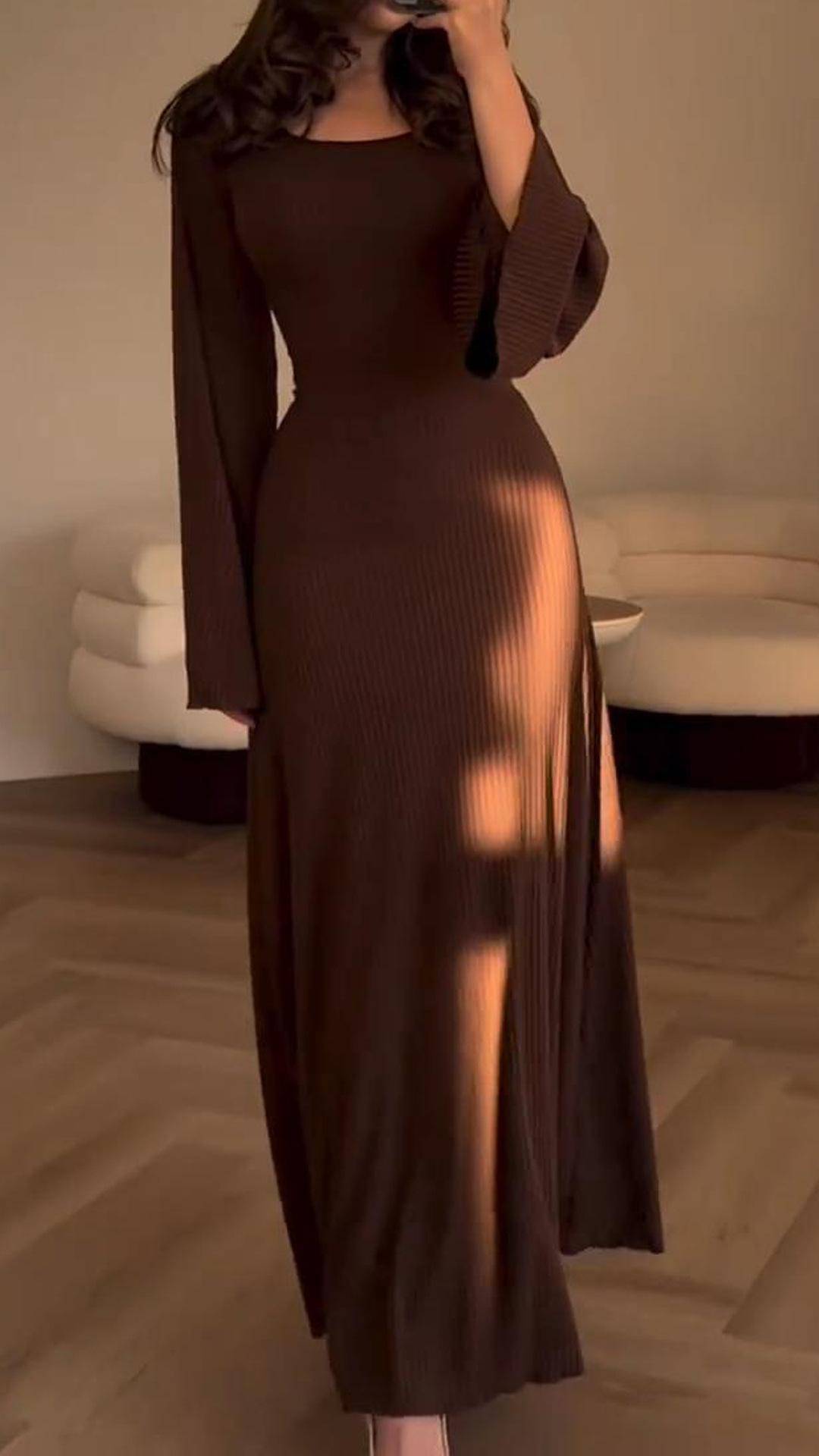 Lockeres Kleid mit langen Ärmeln und Schlitz
