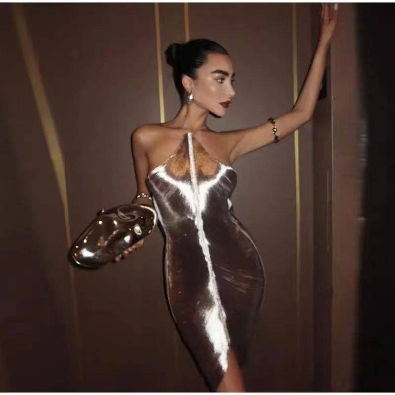 Rückenfreies Kleid mit Quasten und Neckholder