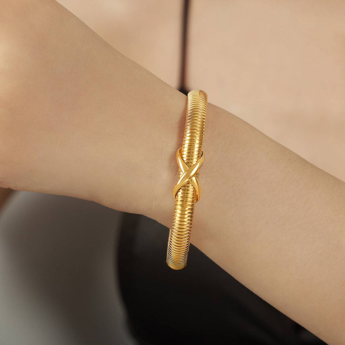 Federförmiges Armband aus Titanstahl