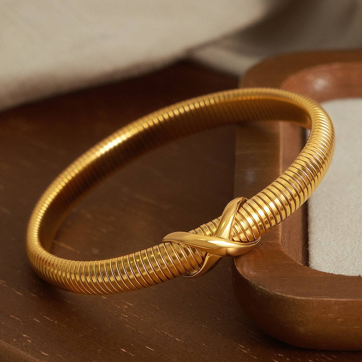 Federförmiges Armband aus Titanstahl