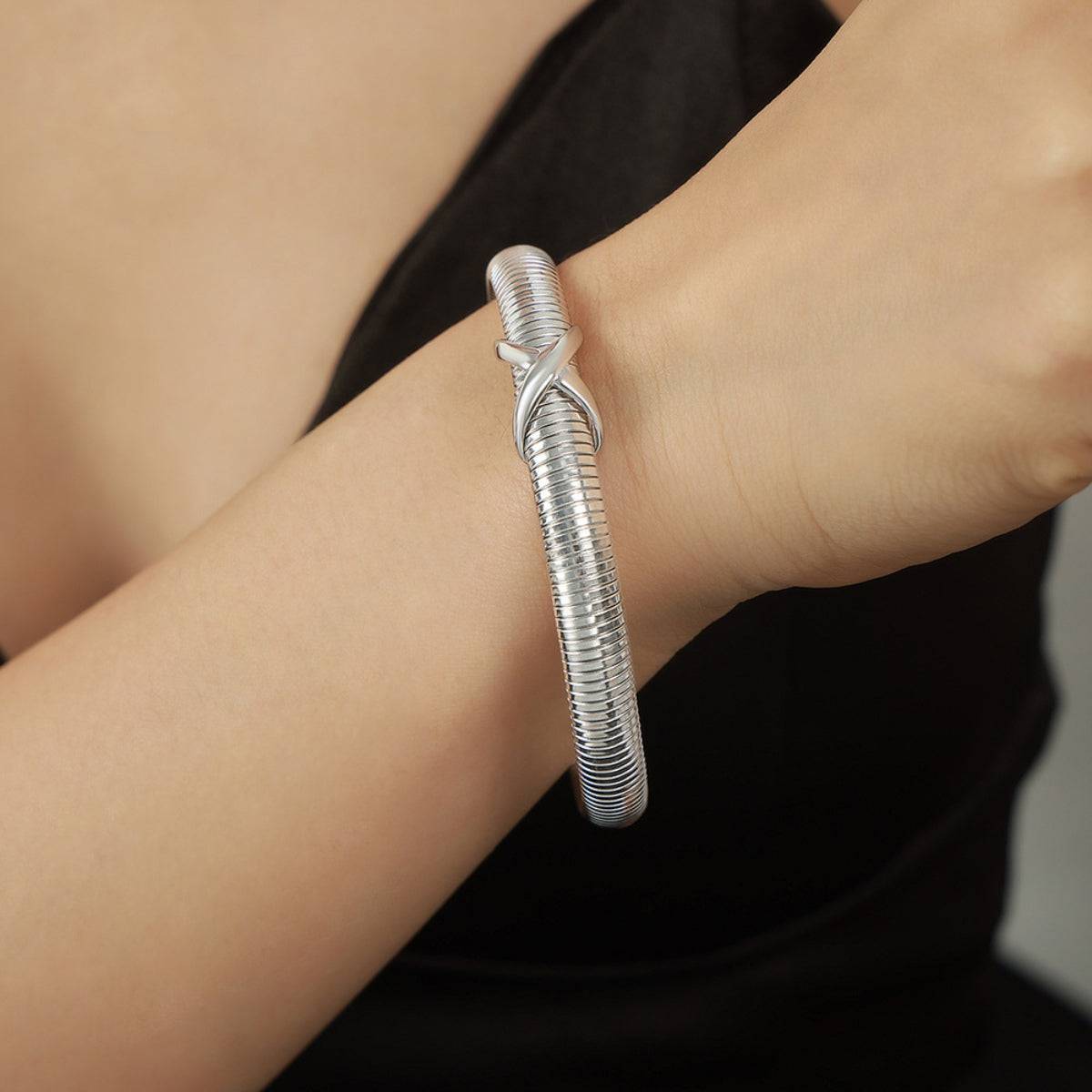 Federförmiges Armband aus Titanstahl