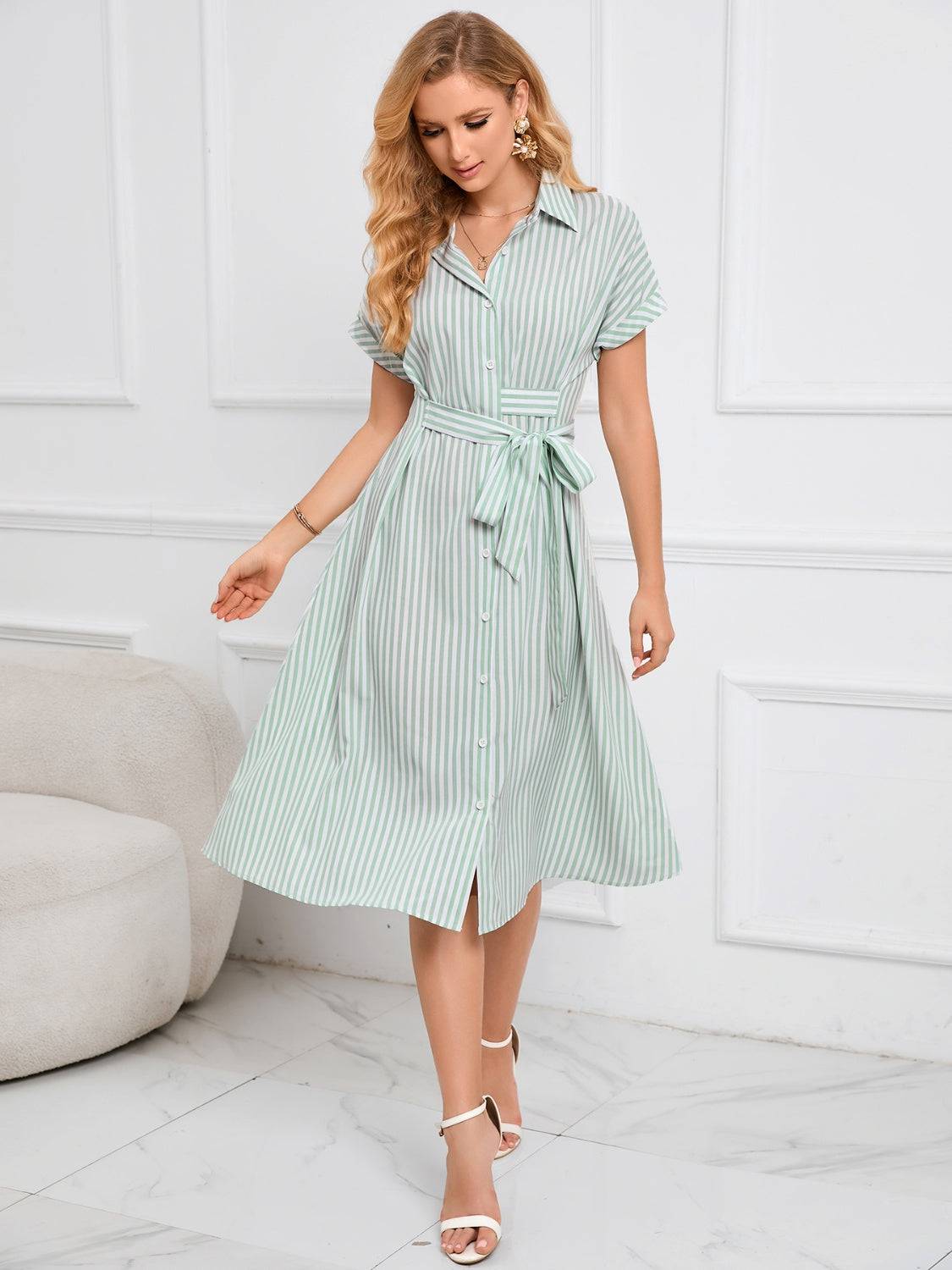 Gestreiftes, kurzärmliges Midikleid mit Taillenschnürung