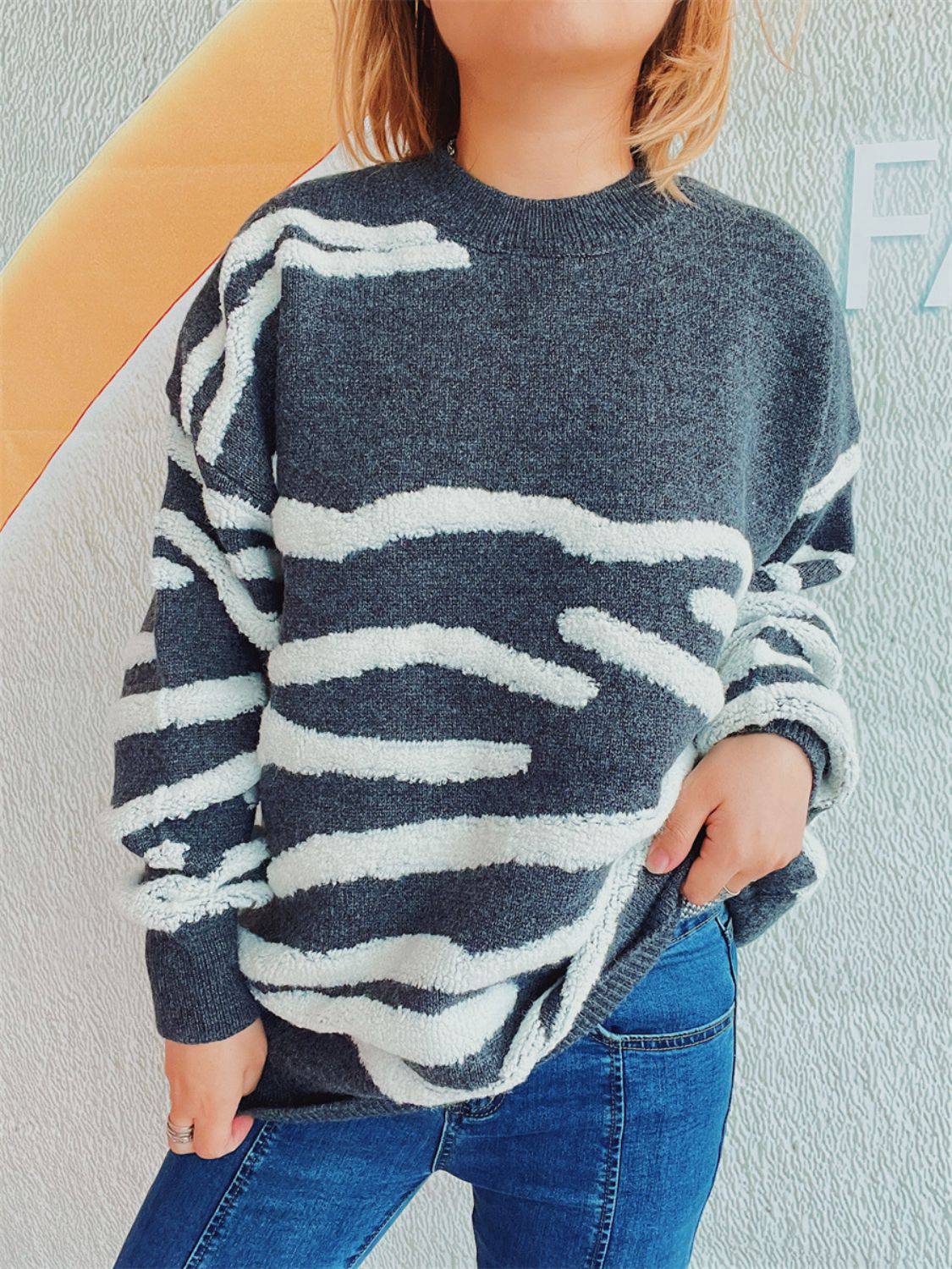 Pullover mit Rundhalsausschnitt und langen Ärmeln in Kontrastfarbe