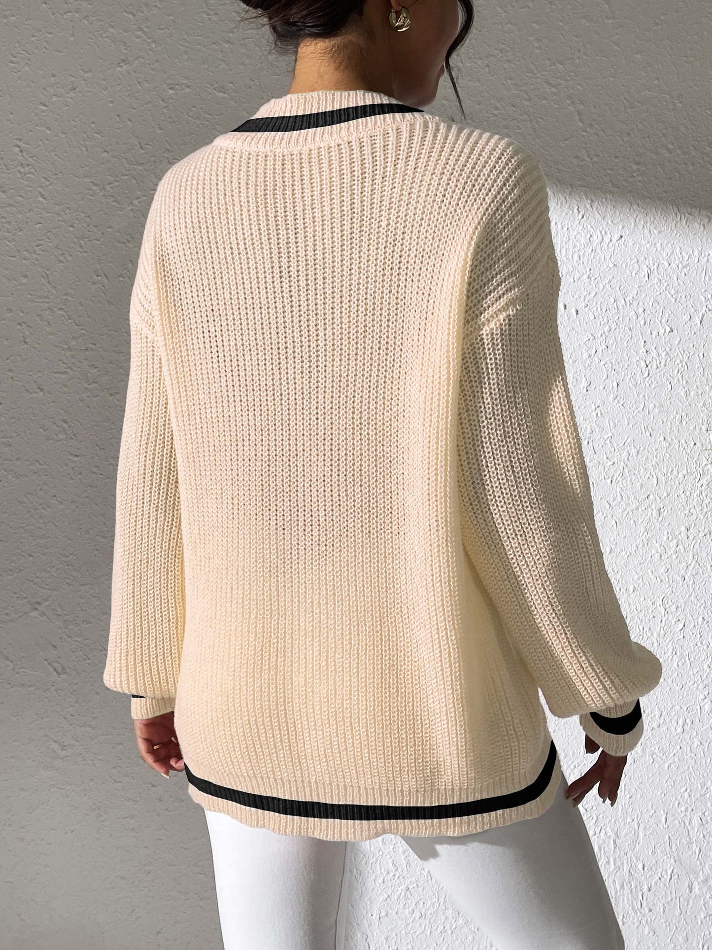 Pullover mit V-Ausschnitt und langen Ärmeln und Kontrastbesatz