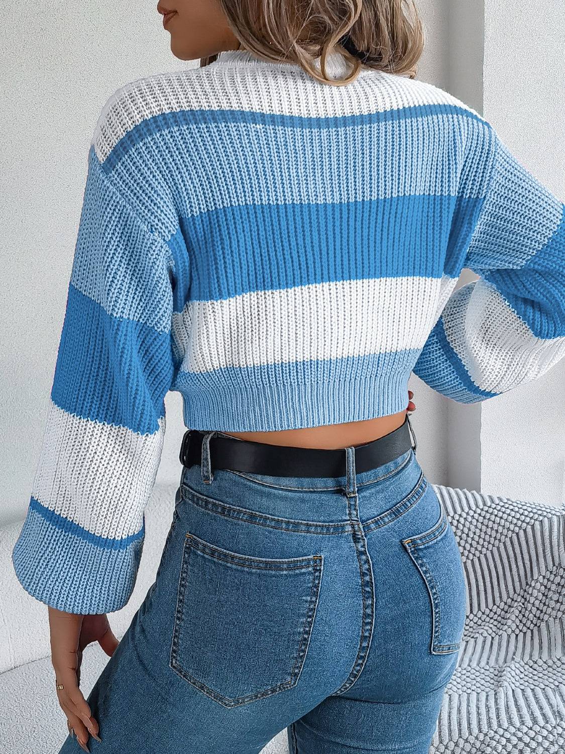 Kurzer Pullover mit Rundhalsausschnitt und Farbblock
