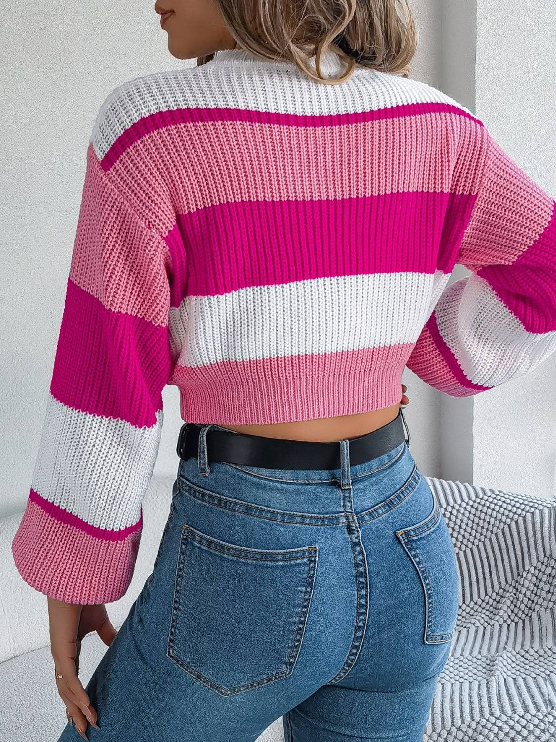 Kurzer Pullover mit Rundhalsausschnitt und Farbblock