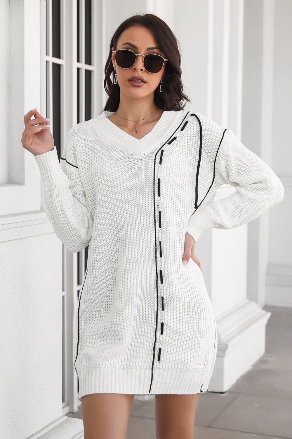 Pulloverkleid mit kontrastierendem V-Ausschnitt