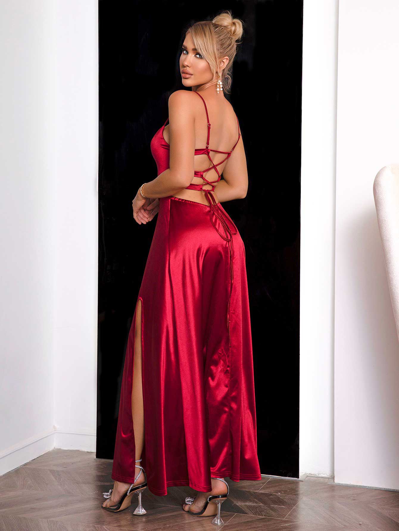 Kleid mit Spaghettiträgern, Schnürung am Rücken und Schlitz
