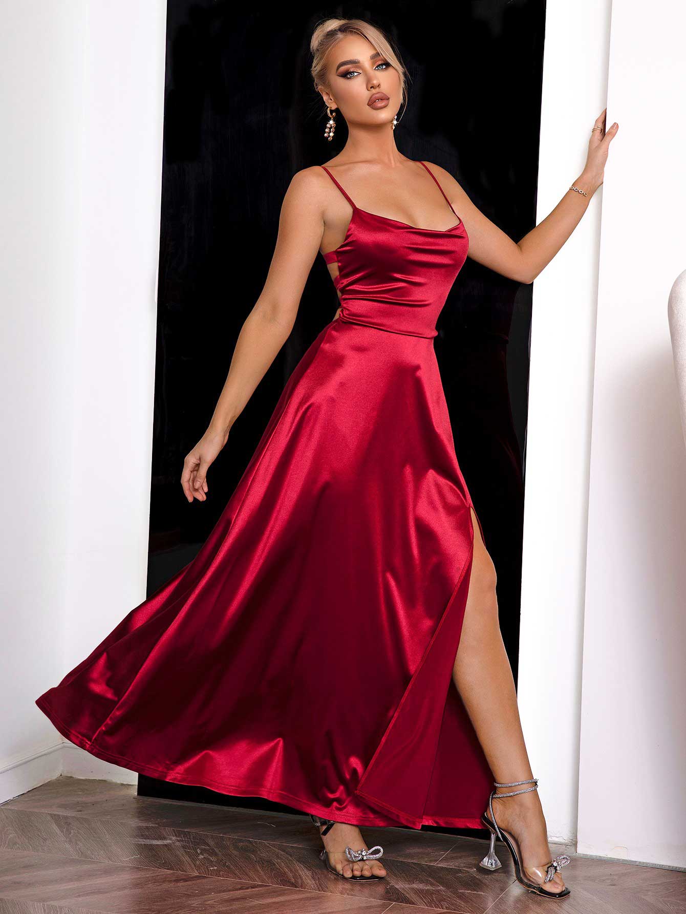 Kleid mit Spaghettiträgern, Schnürung am Rücken und Schlitz