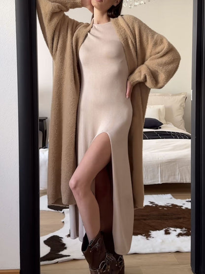 Kleid mit seitlichem Schlitz und Rundhalsausschnitt und langen Ärmeln