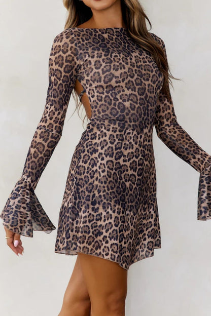 Rückenfreies Kleid mit Leopardenmuster und ausgestellten Ärmeln