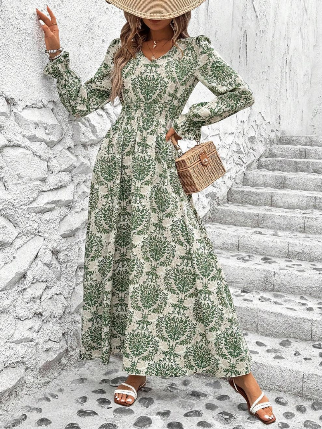 Gesmoktes, bedrucktes Kleid mit V-Ausschnitt und Volantärmeln