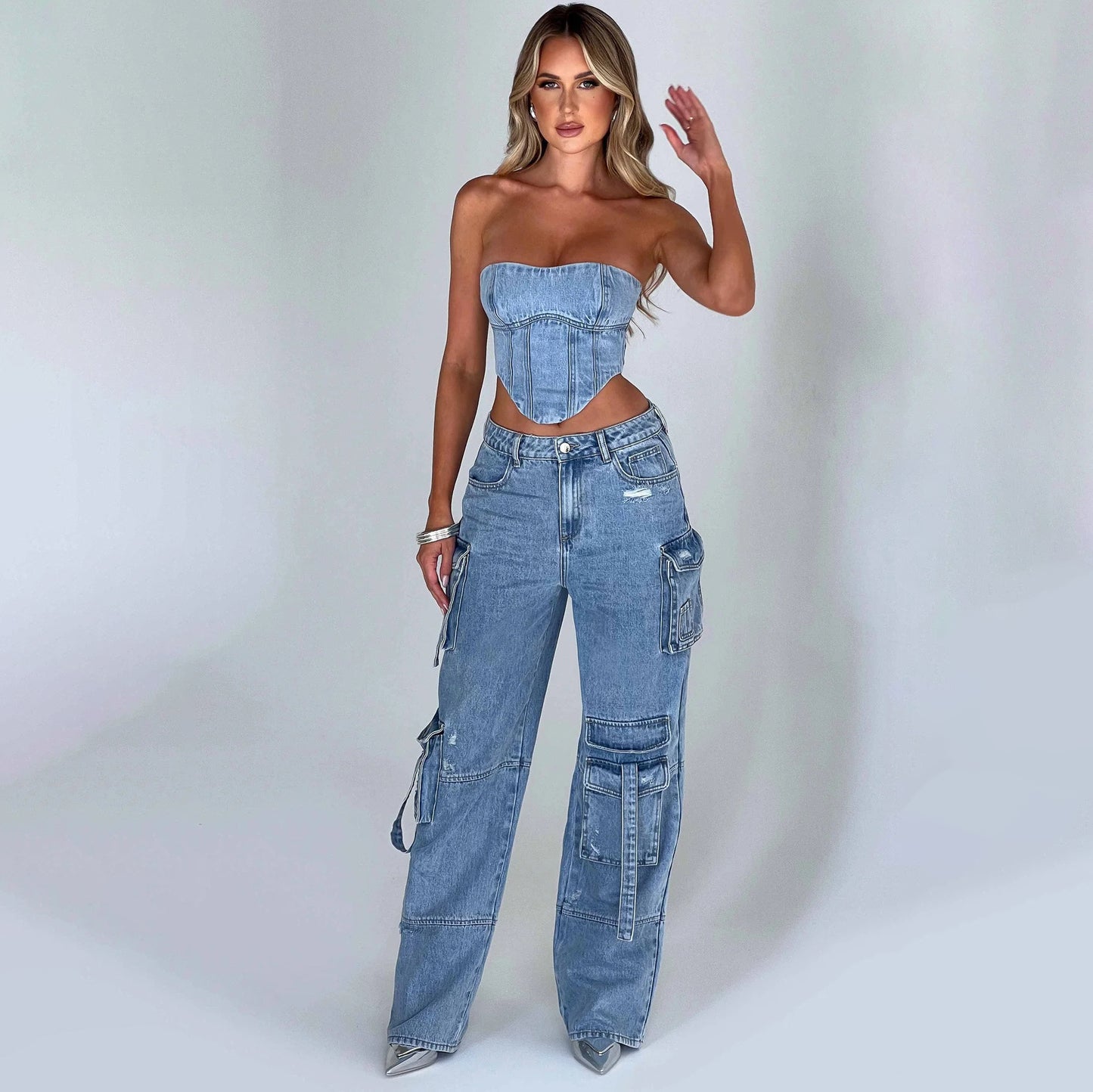 Jeanshose mit niedrigem Bund und Taschennähten