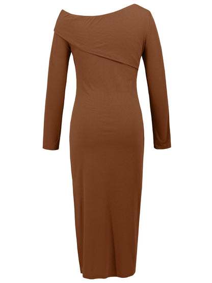 Kleid mit Schlitz und einer Schulter und langen Ärmeln
