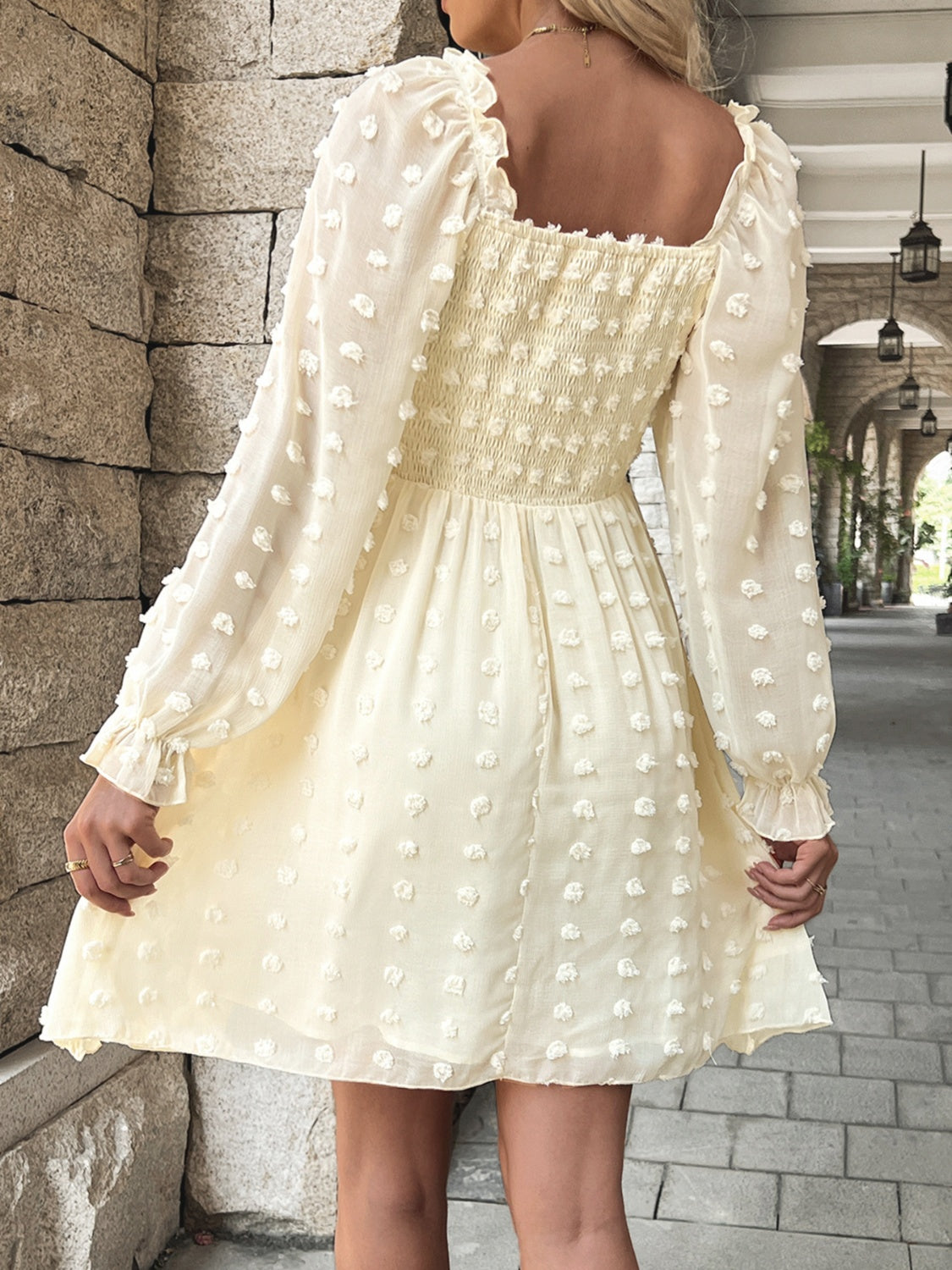 Kleid mit gesmokten Volantärmeln und Schweizer Punkten