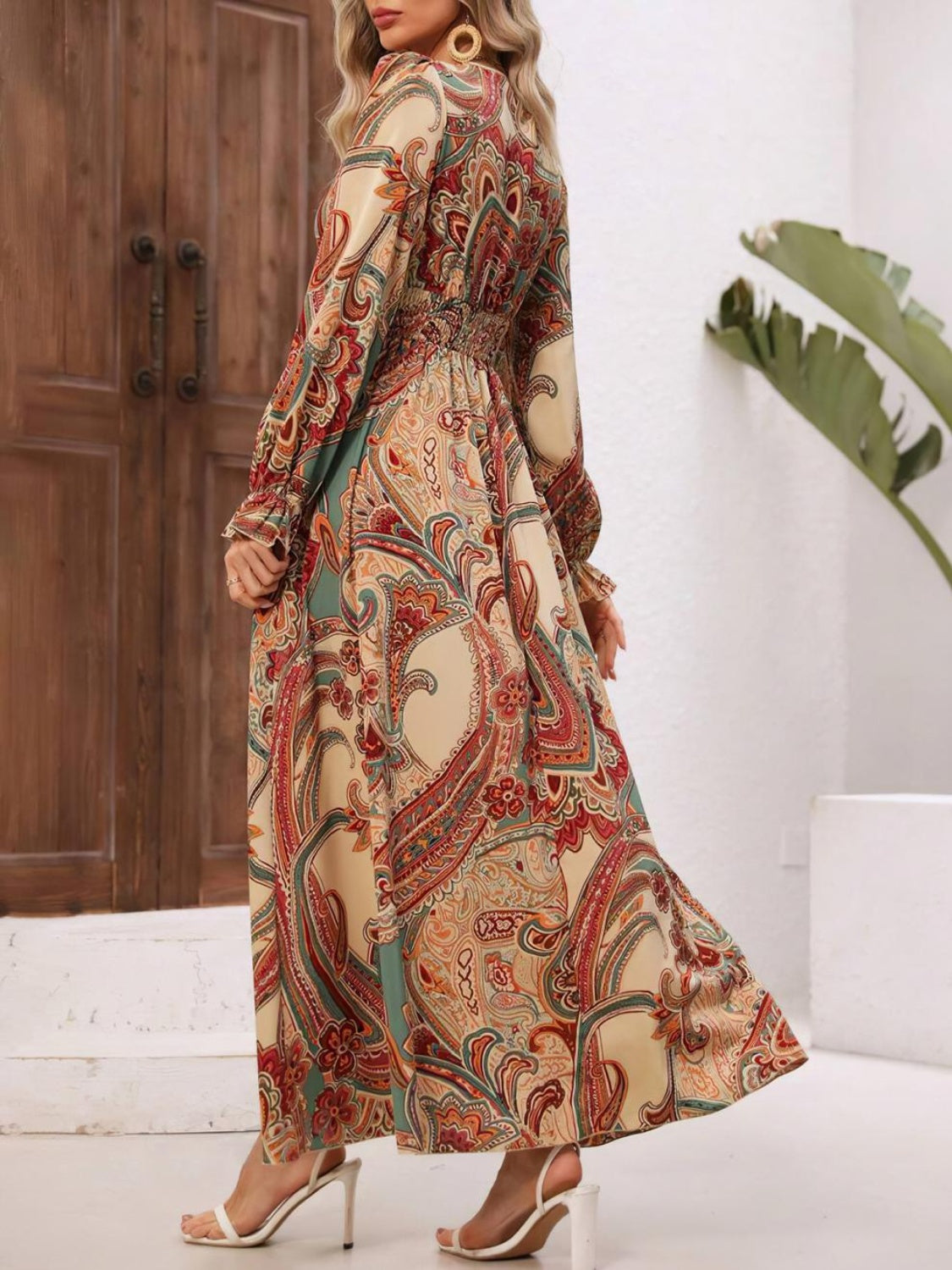 Gesmoktes, bedrucktes Kleid mit V-Ausschnitt und Volantärmeln