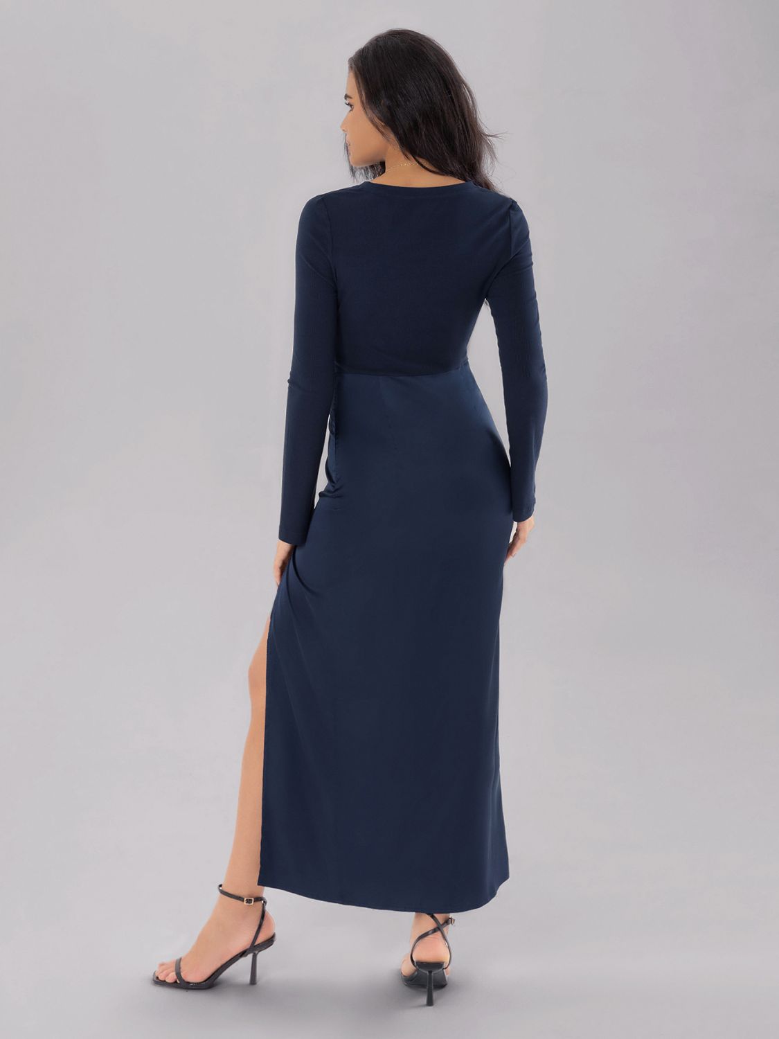 Geschlitztes, langärmliges Midikleid mit Rundhalsausschnitt