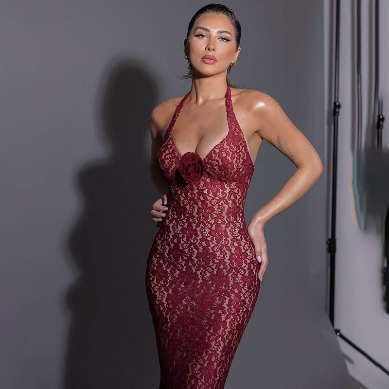 Burgunderfarbenes, enges Spitzenkleid mit Trägern
